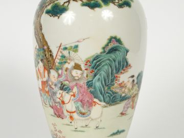 Vase en porcelaine et émaux de la Famille rose, à décor d’enfants joua