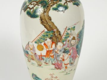 Vase en porcelaine et émaux de la Famille rose, à décor d’enfants joua