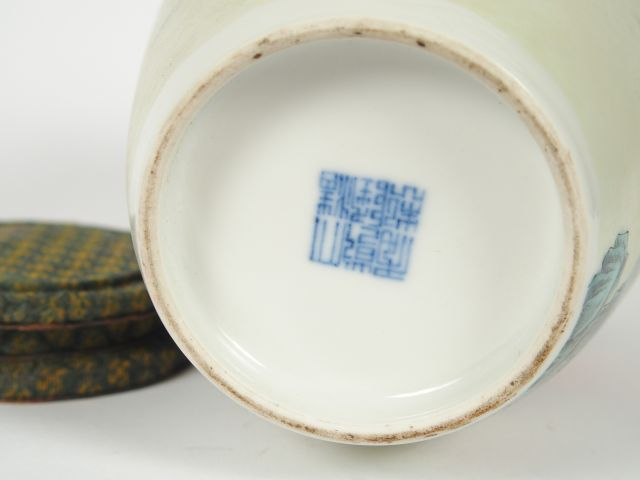 Vase en porcelaine et émaux de la Famille rose, à décor d’enfants joua