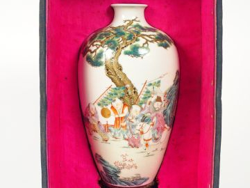 Vase en porcelaine et émaux de la Famille rose, à décor d’enfants joua