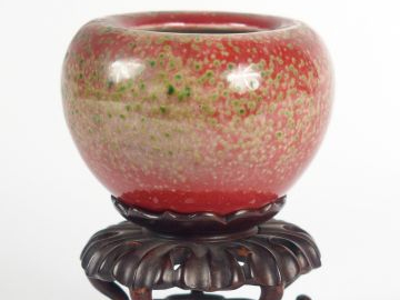 Petit vase à panse arrondie et bords rentrant, en porcelaine émaillée 