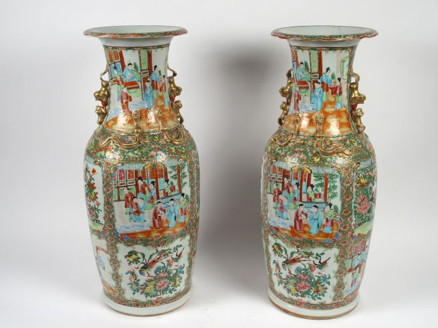 Paire de grands vases en porcelaine de Canton, à décor de scènes de pa