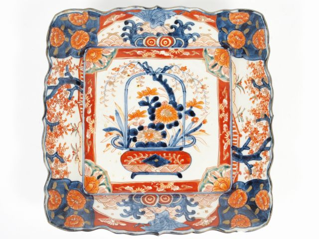 3 différentes assiettes en porcelaine bleu-blanc, à décor d’arbres et 