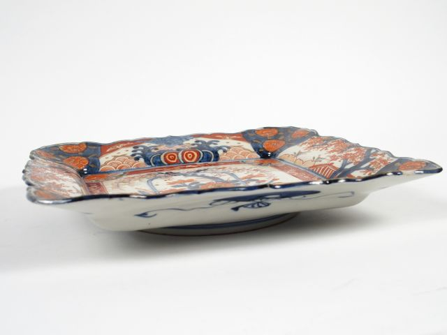 3 différentes assiettes en porcelaine bleu-blanc, à décor d’arbres et 