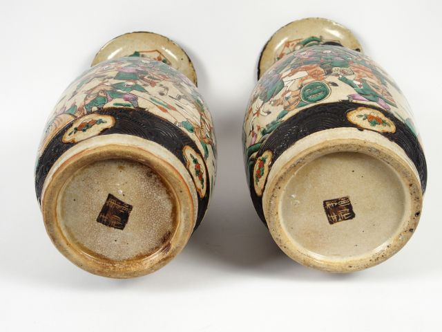 Paire de vases en grès de Nankin à décor polychrome sur fond craquelé 