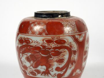 Petit vase en porcelaine blanche et rouge à décor de dragons et motifs