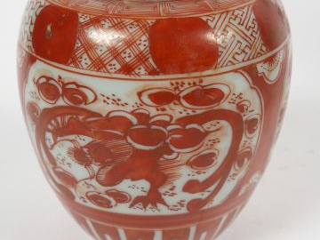 Petit vase en porcelaine blanche et rouge à décor de dragons et motifs