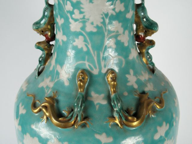 Vase en porcelaine à décor en léger relief de fleurs et d'oiseaux en b