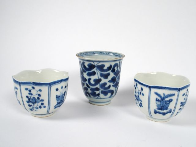 Lot de cinq porcelaines bleu-blanc, dont une paire de bols, un gobelet
