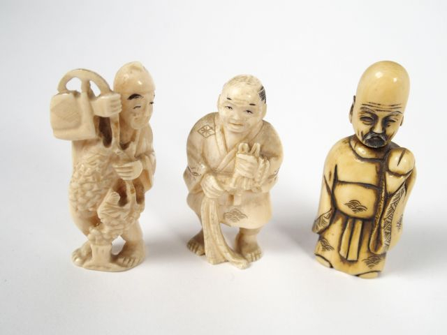 Trois netsukés en ivoire d’éléphant sculpté représentant des sujets ma