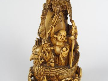 Groupe en ivoire sculpté 'personnages dans une embarcation en forme d'