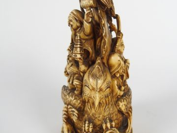 Groupe en ivoire sculpté 'personnages dans une embarcation en forme d'