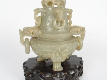 Brûle-parfums tripode en pierre dure beige, orné de masques de taotie,