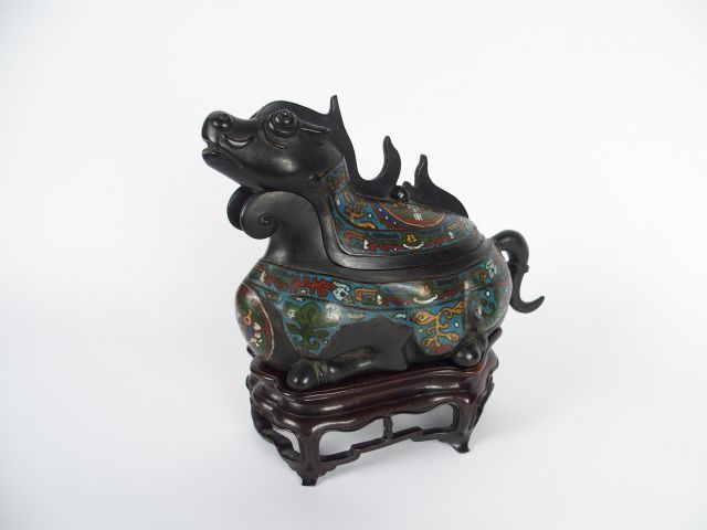 Brûle-parfums en bronze et émaux champlevés, en forme d’animal mythiqu