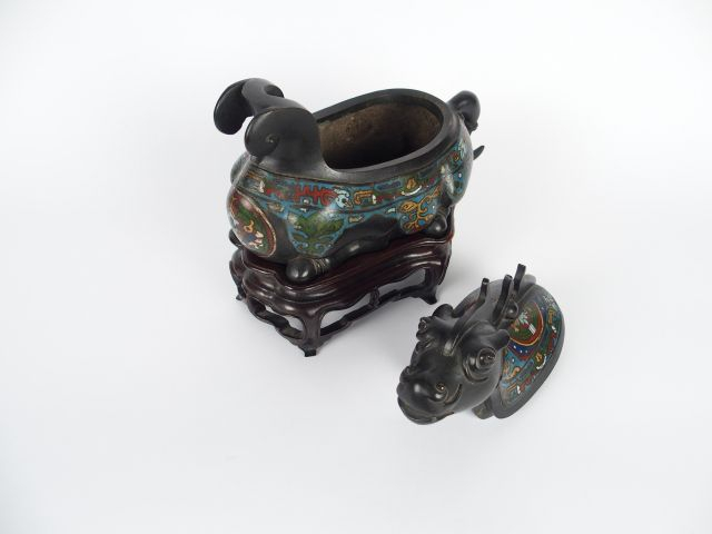 Brûle-parfums en bronze et émaux champlevés, en forme d’animal mythiqu