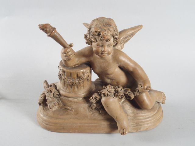 Sculpture en terre cuite patinée 'Amour'. H. : 28 cm