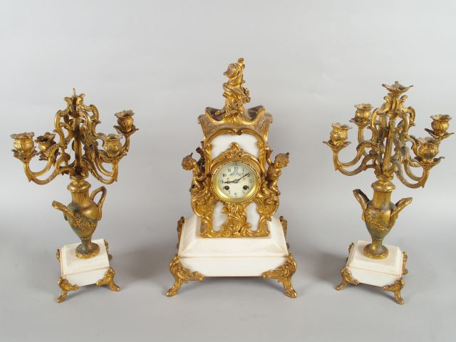 Garniture de cheminée de style Rocaille en régule doré, à décor en rel