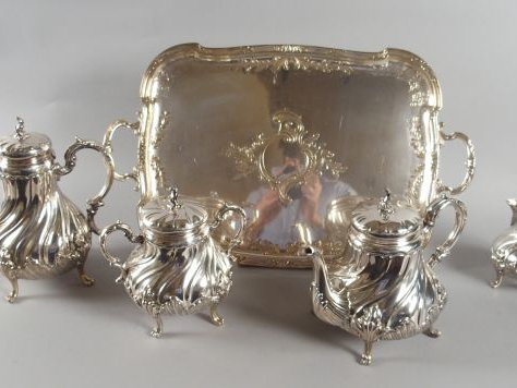 Service à café et à thé de style Louis XV en métal argenté, décor de c