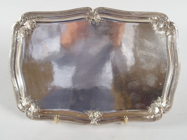 Petit plateau de style Louis XV en métal argenté, à décor de feuillage