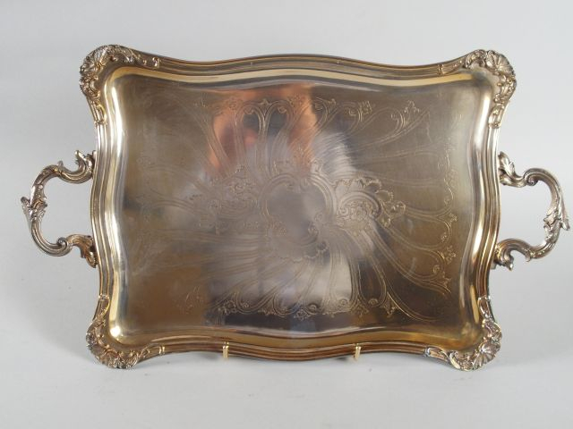 Plateau de style Louis XV en métal argenté, à décor de feuillage et de