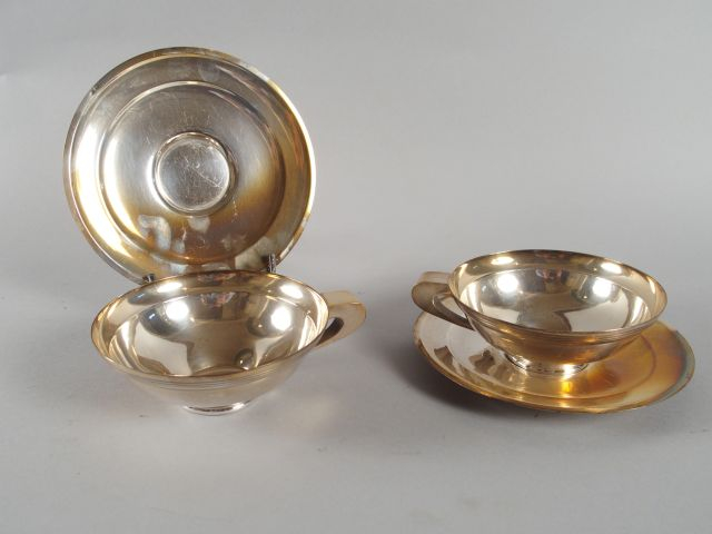 Paire de tasses et sous tasses 1940 en métal argenté, anses stylisées