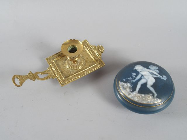 Passe-couloir en bronze de style Haute Epoque, boite 1900 en porcelain