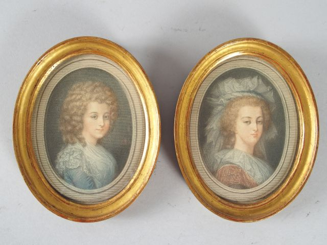 Paire de gravures en couleur, ovales 'Portraits de dames'