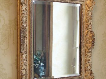 Miroir Louis XV en bois sculpté et doré, à décor de rinceaux, de fleur