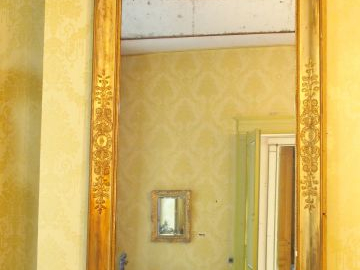 Glace trumeau Restauration en bois et stuc doré, à décor de feuillage 