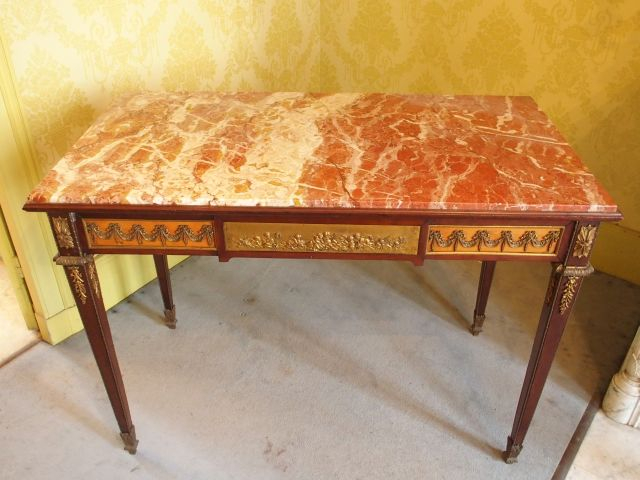 Table de style Louis XVI en acajou et citronnier, belle ornementation 