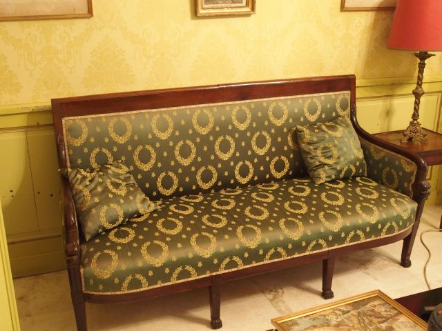 Canapé de style Empire en acajou et placage d'acajou, piètement griffe