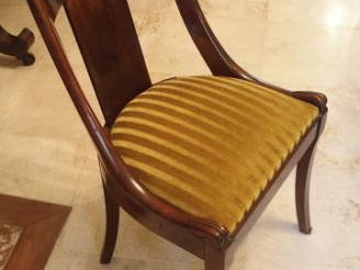 Vente aux enchères Suite de six chaises gondoles de style Empire en acajou et placage d'a