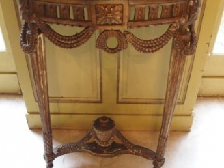 Vente aux enchères Console demi-lune de style Louis XVI en bois sculpté et doré, à décor 