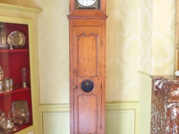 Pendule comtoise XIX ème en bois naturel, cadran émaillé, entourage en