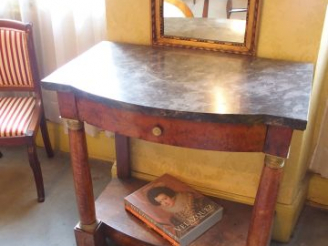 Vente aux enchères Console Empire en placage de noyer, pieds en forme de colonne et de pi