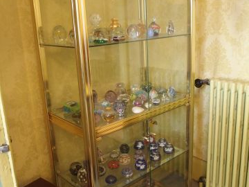 Vitrine moderne à quatre portes, en verre et laiton (sans son contenu)