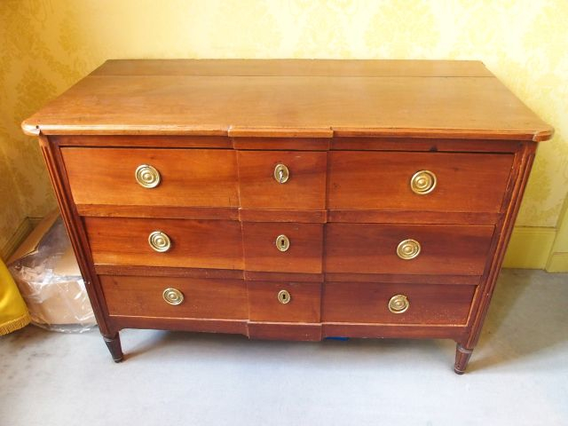 Commode Louis XVI en noyer, ouvrant à trois tiroirs à léger ressaut ce