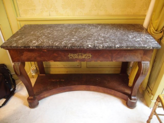 Vente aux enchères Console Restauration en acajou et placage d'acajou, ouvrant à un tiroi