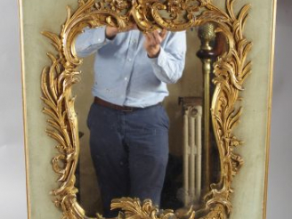 Vente aux enchères DANS L'ENTREE Miroir de style Rocaille, en bois laqué vert et stuc dor