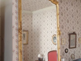 Vente aux enchères Glace de cheminée Napoléon III en bois et stuc doré, fronton ajouré, à