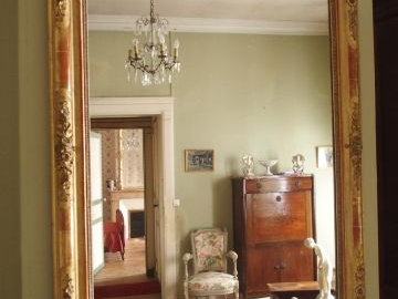 Glace de cheminée Napoléon III en bois et stuc doré, à décor de fleurs