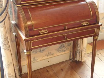 CHAMBRE 3 Bureau cylindre de style Louis XVI en acajou et placage d'ac