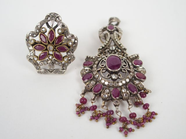Parure en argent, rubis, perles de couleur et pierres à l'imitation du