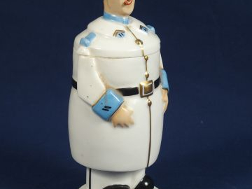 ROBJ. Pot à tabac en porcelaine polychrome "Poilu". Signé. H. : 20 cm