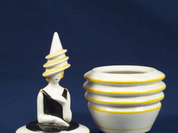 ROBJ. Boîte Art Deco en porcelaine polychrome  "Elégante au chapeau". 