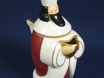 ROBJ. Paire de verseuses en porcelaine polychrome "Couple russe". Sign