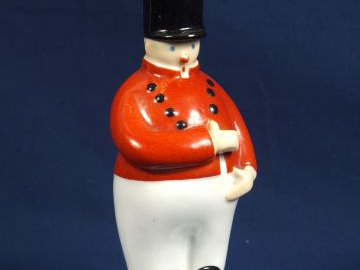 ROBJ. Porte stylo en porcelaine polychrome "Le petit soldat". Signé. H