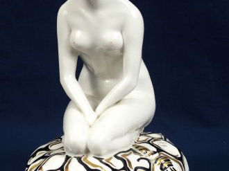 J. BOYER à Limoges. Grande veilleuse "Baigneuse". Signée. H. : 30 cm