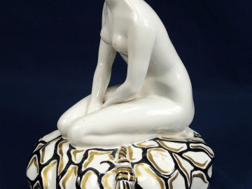 J. BOYER à Limoges. Grande veilleuse "Baigneuse". Signée. H. : 30 cm