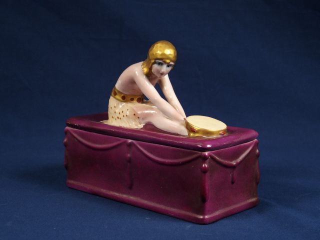 ETLING. Boite Art Déco en porcelaine polychrome, couvercle à décor de 